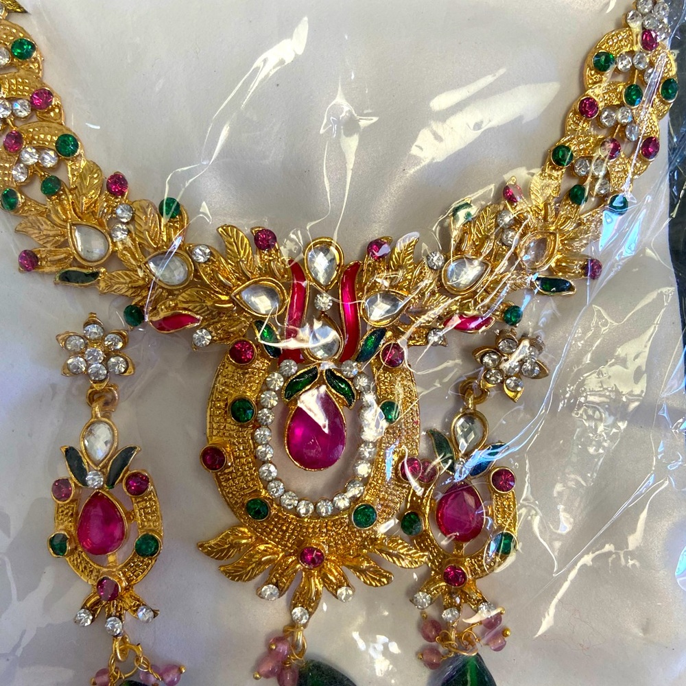 Necklace and ear rings